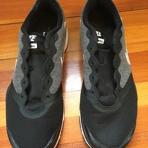 NIKE sneakers only worn once!!!